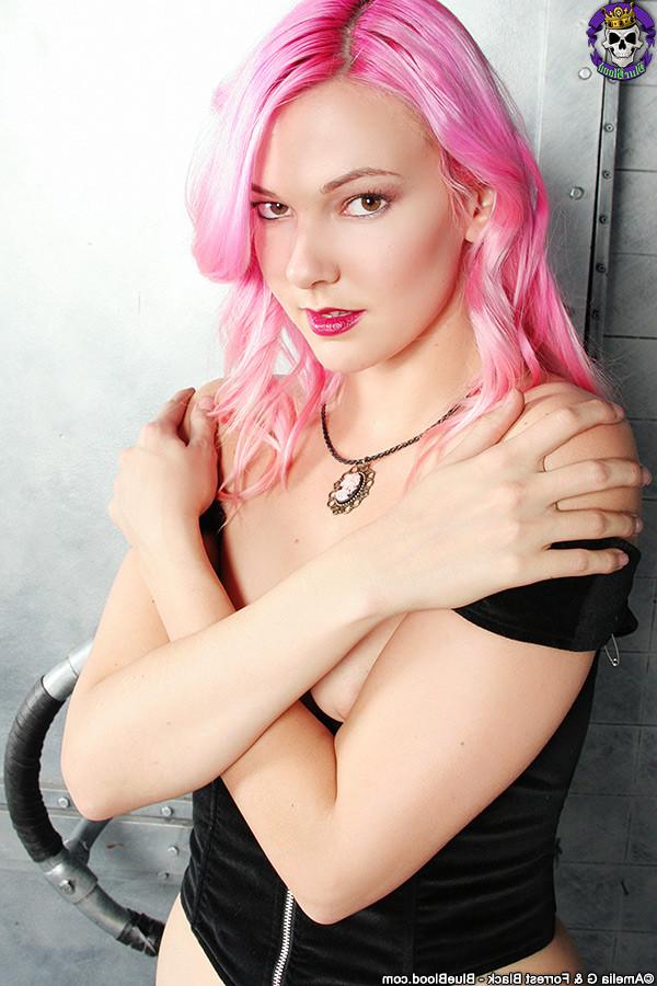15P Pink Haired Pirate Beauty Shows Her Booty