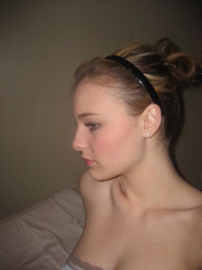 11P Blonde and brunette selfshooters