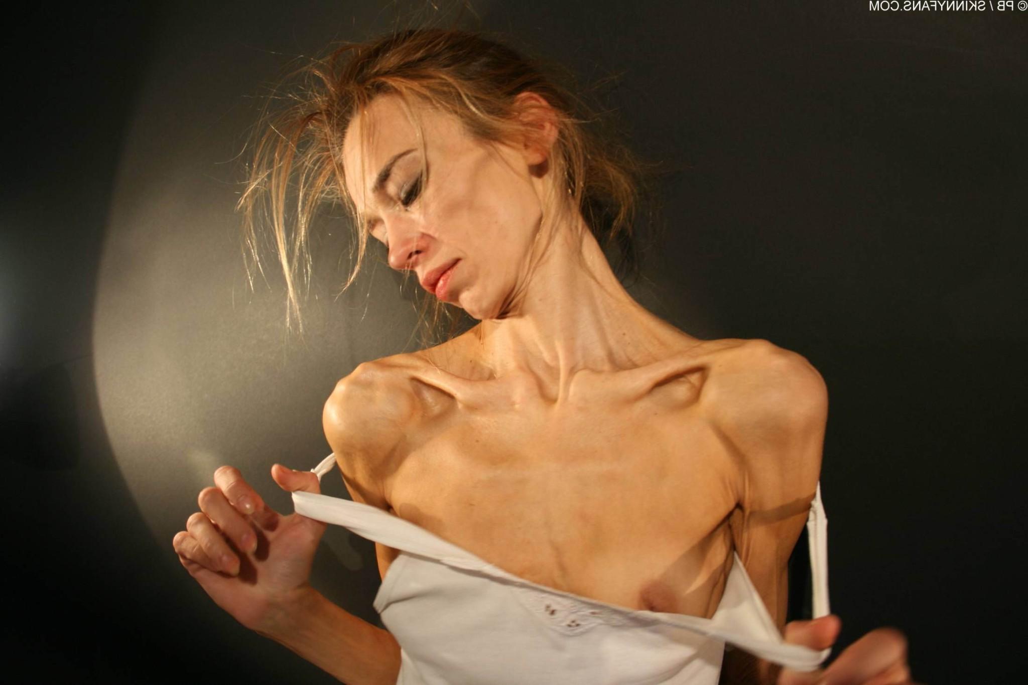 16P skeleton thin girl Inna posing at home