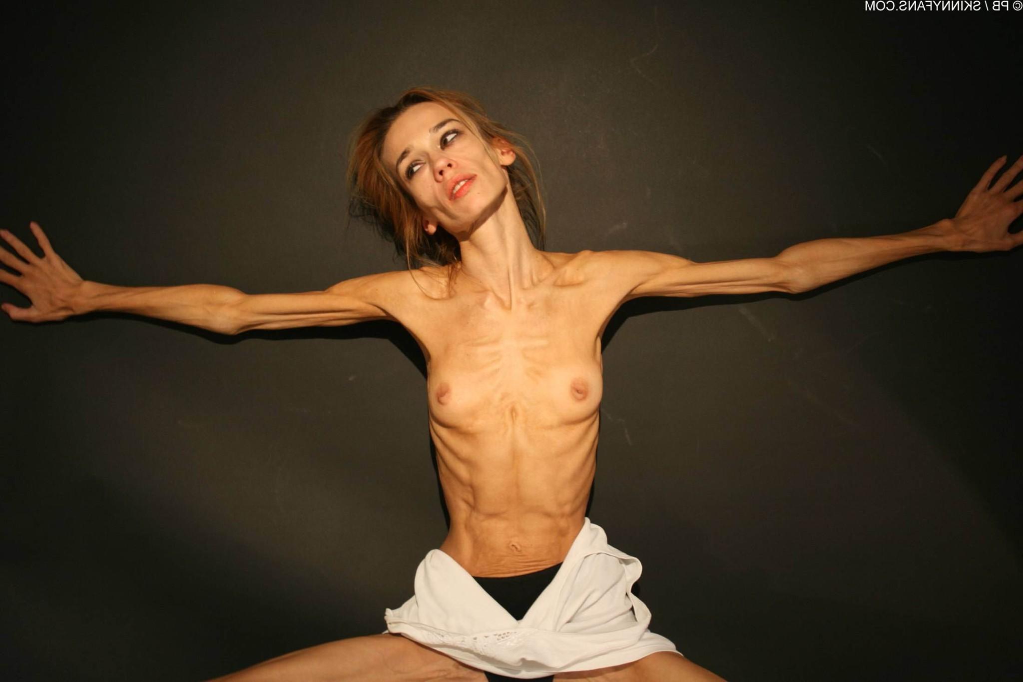 16P skeleton thin girl Inna posing at home