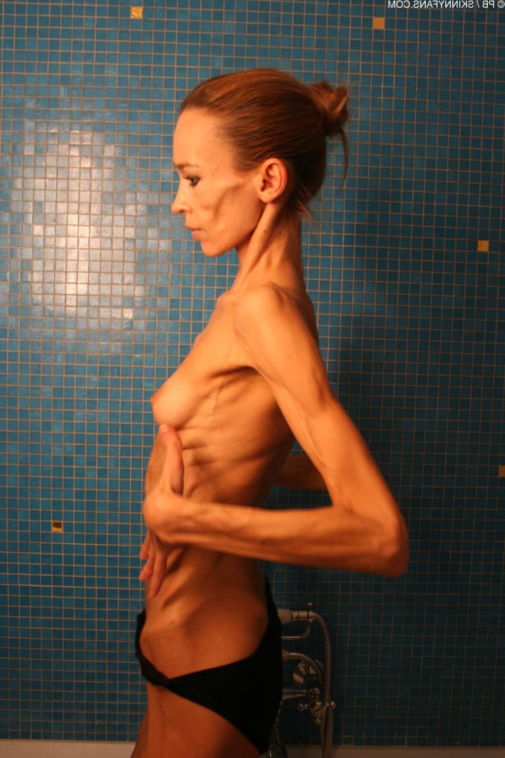 16P skeleton thin girl Inna posing at home