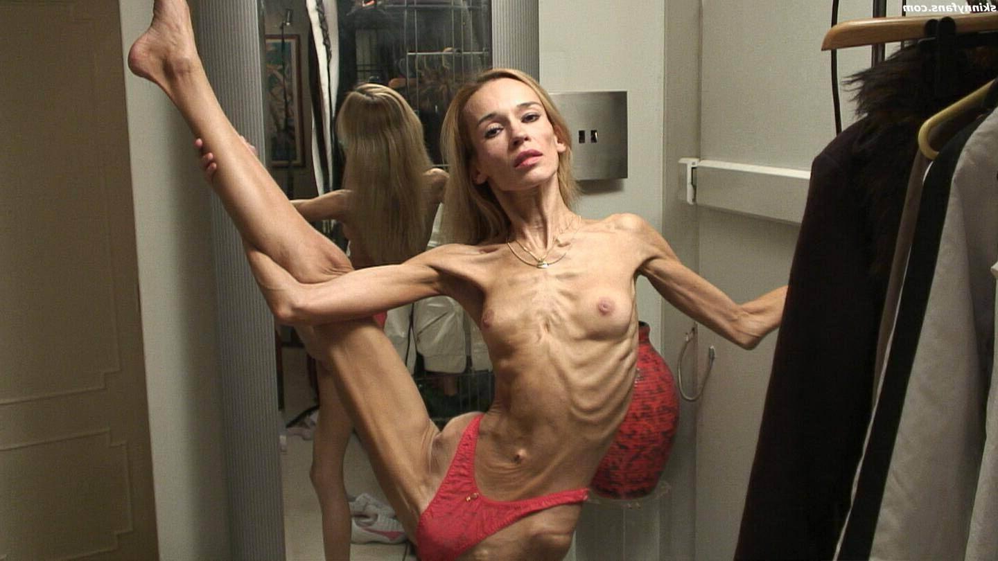 16P skeleton thin girl Inna posing at home