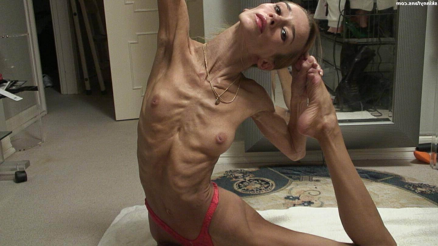 16P skeleton thin girl Inna posing at home