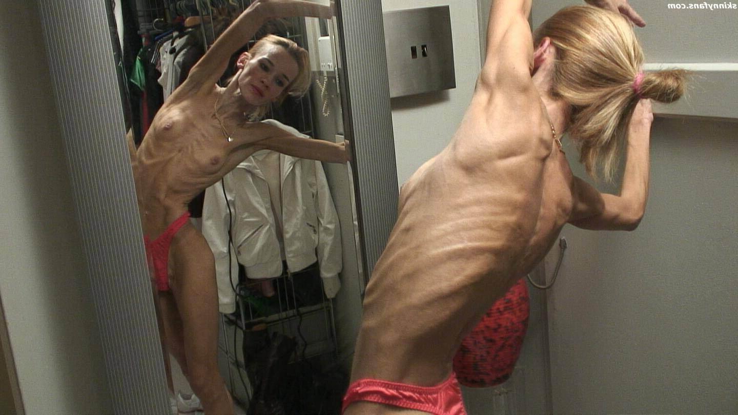 16P skeleton thin girl Inna posing at home