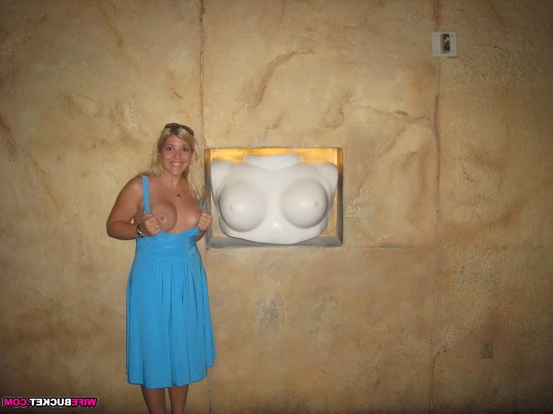 20P Wife nude in public
