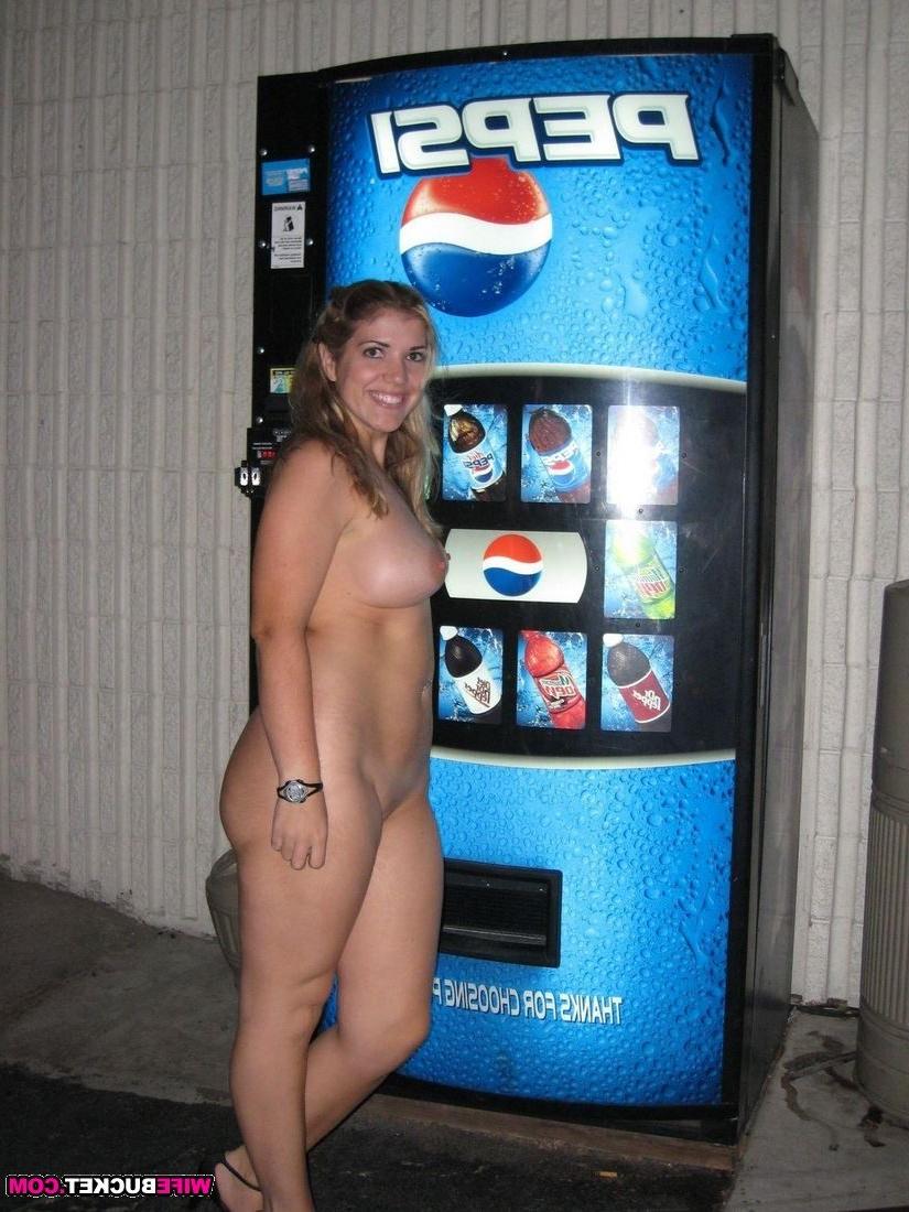 20P Wife nude in public