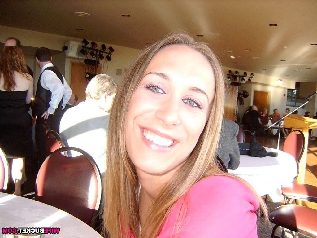 20P Hot wife submitted nude pics