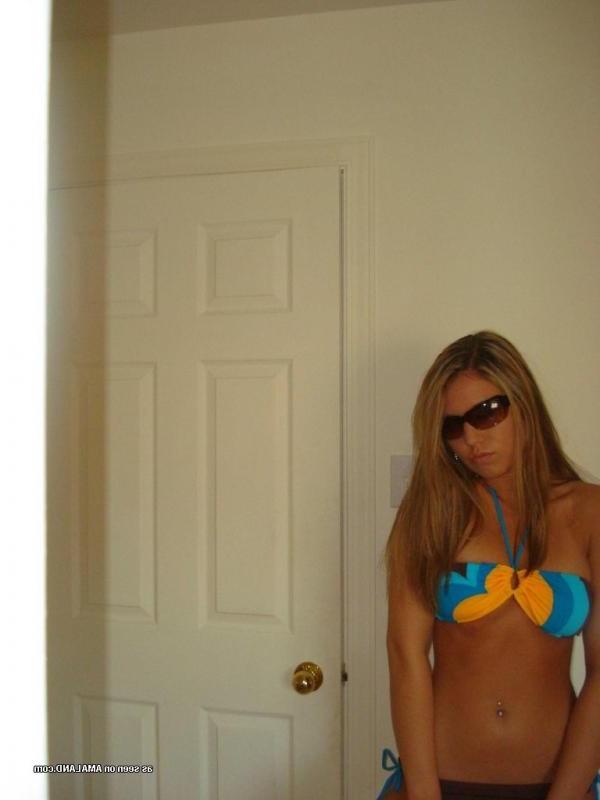 12P Blonde amateur hottie selfshoots in a curved mirror