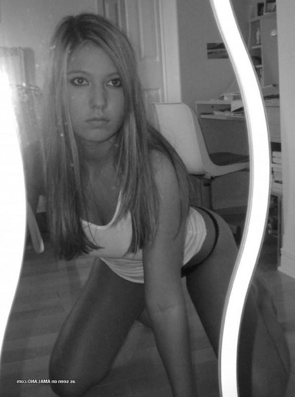 12P Blonde amateur hottie selfshoots in a curved mirror