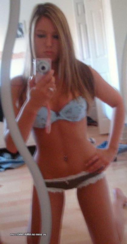 12P Blonde amateur hottie selfshoots in a curved mirror