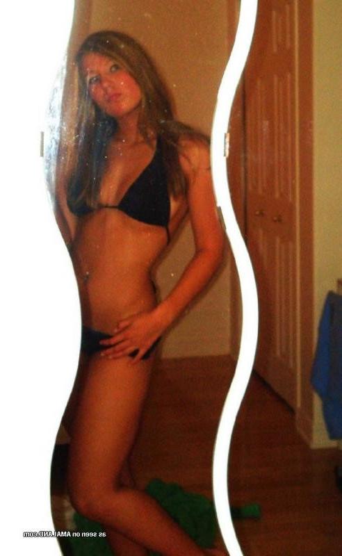 12P Blonde amateur hottie selfshoots in a curved mirror