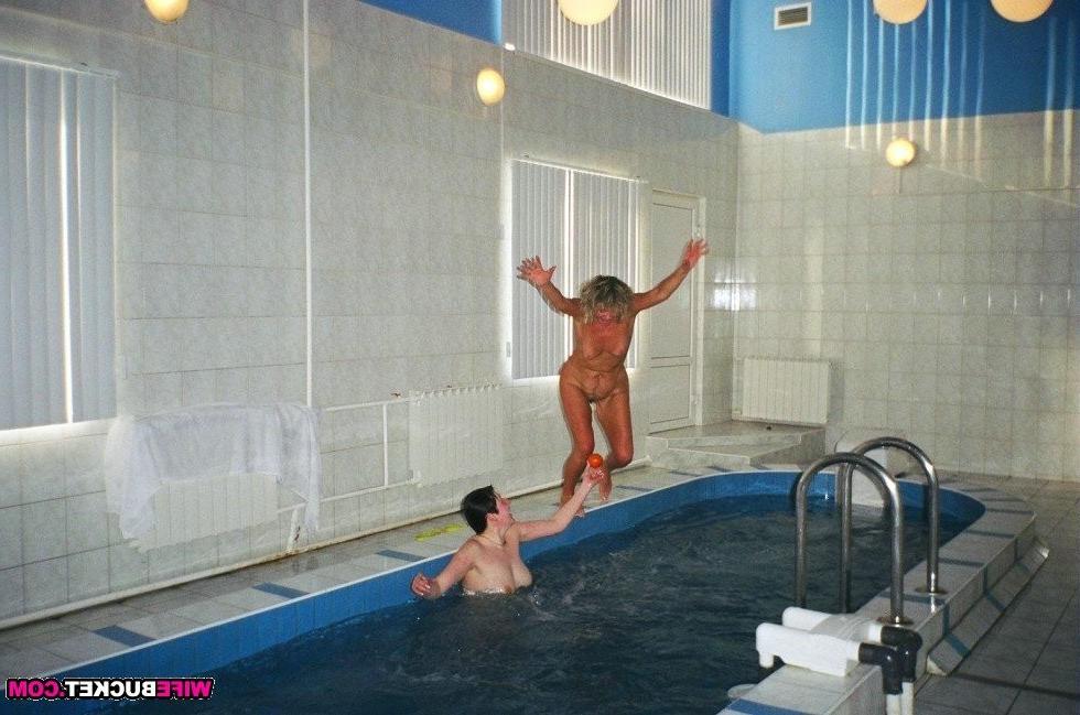 15P Drunk wife fucked in home porn pics