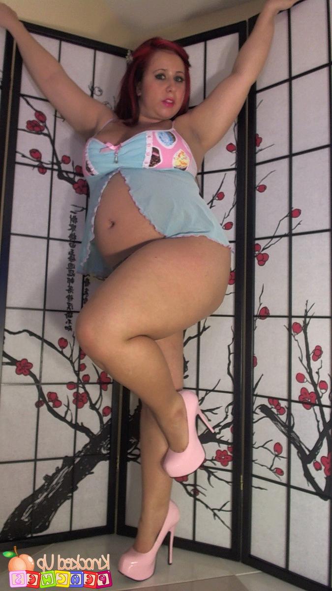 12P Pregnant Georgia Peach strips out of her cupcake lingerie