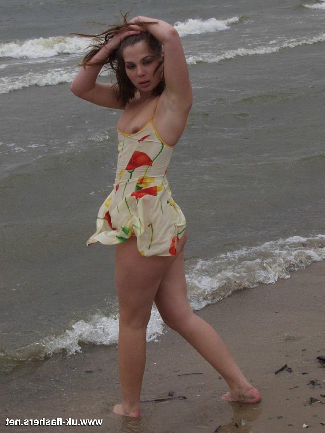 16P Bathing Beauty Amateur at the beach