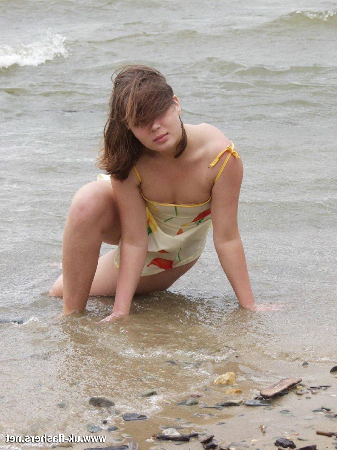16P Bathing Beauty Amateur at the beach