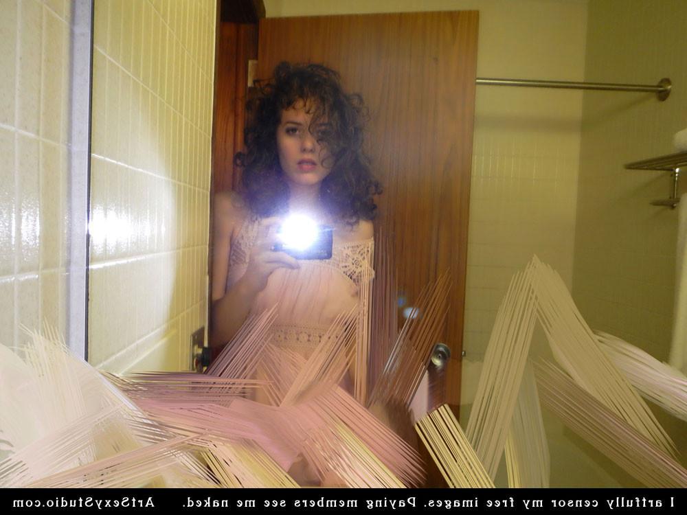 16P College art student nude selfies in mirror