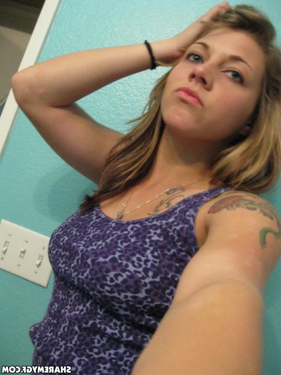 12P Beautiful teen girlfriend taking selfshot mirror pics