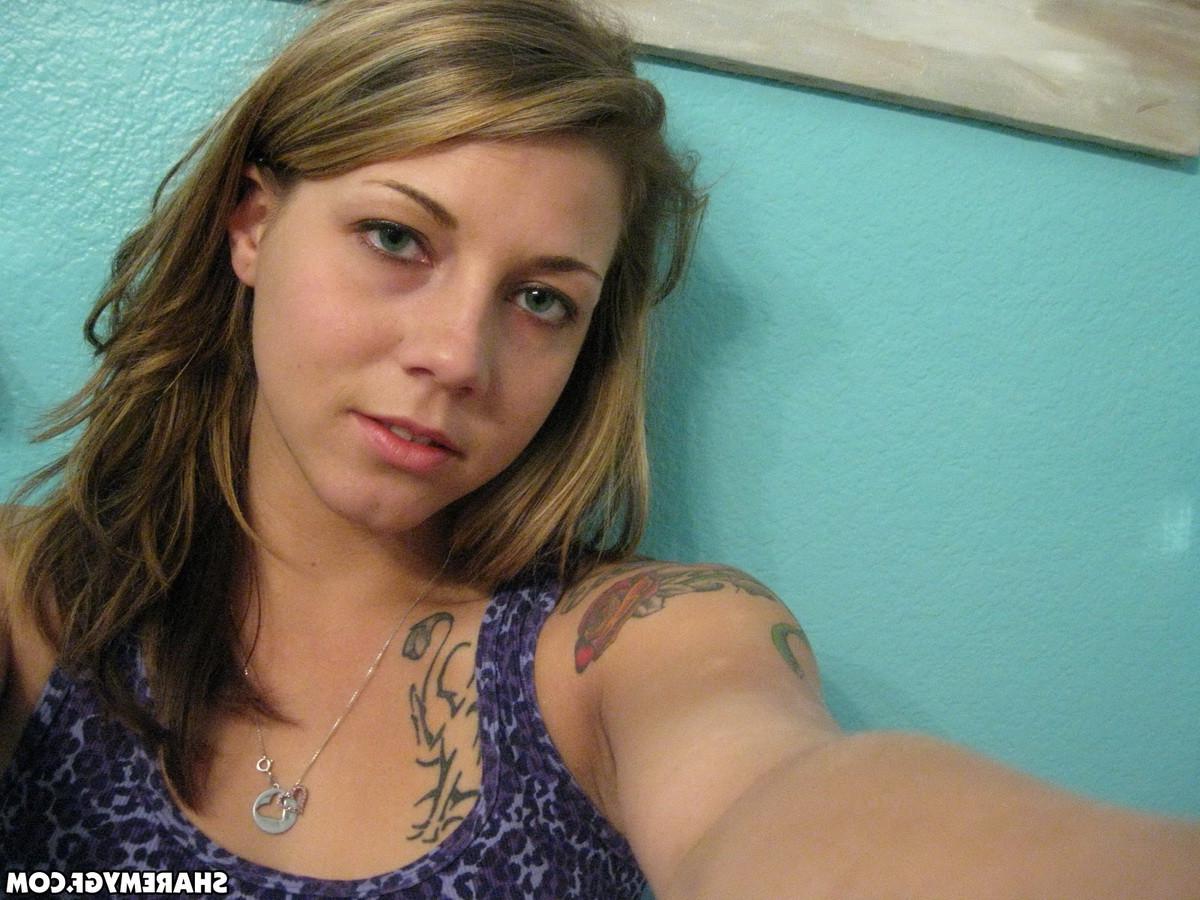 12P Beautiful teen girlfriend taking selfshot mirror pics