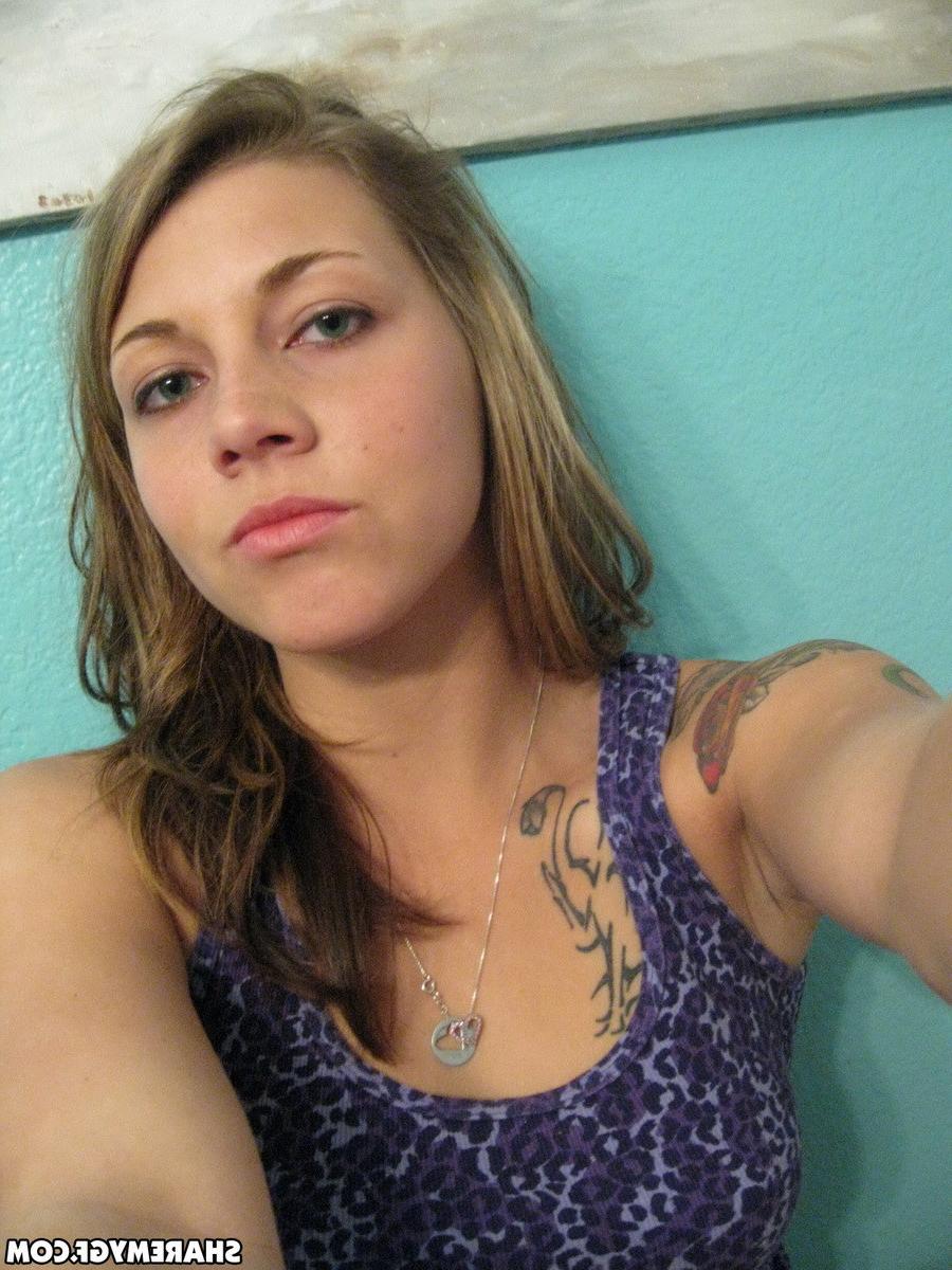 12P Beautiful teen girlfriend taking selfshot mirror pics