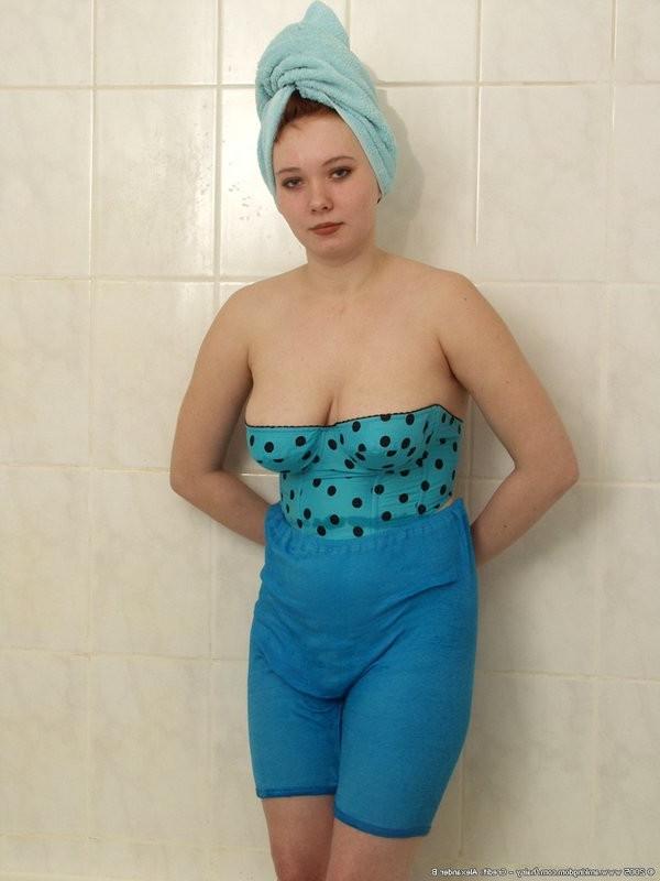 15P great natural boobs on this bathing teenie bop