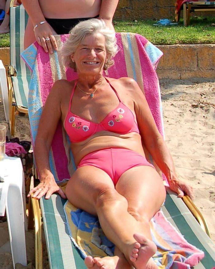 11P very old grannies showing off their goodies
