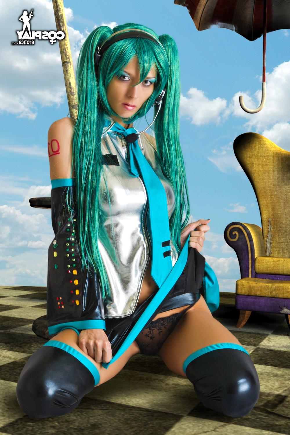 16P Erotic cosplay Lana in long green wig and anime uniform