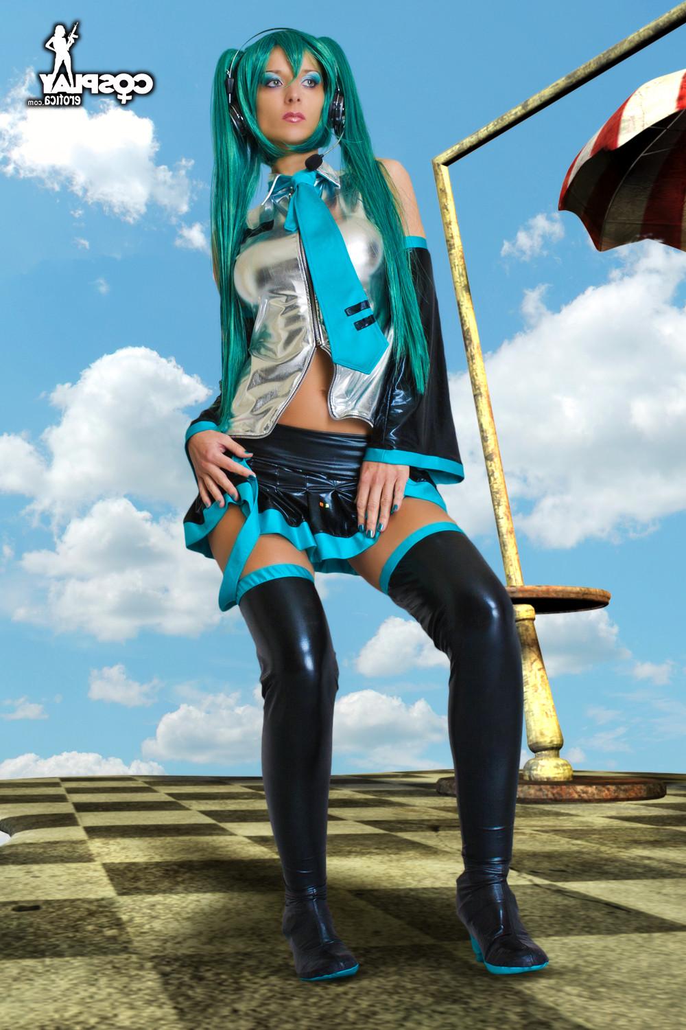 16P Erotic cosplay Lana in long green wig and anime uniform