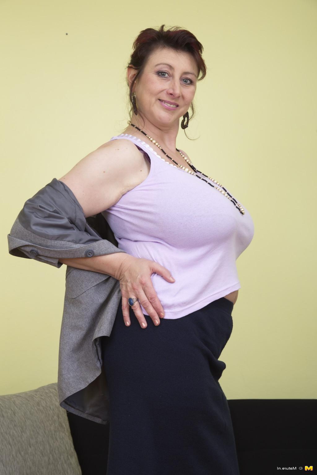 16P Huge breasted Jana loves playing alone