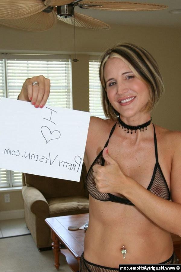 15P Desirae posiert sexy in ihrem schwarzen Tanga