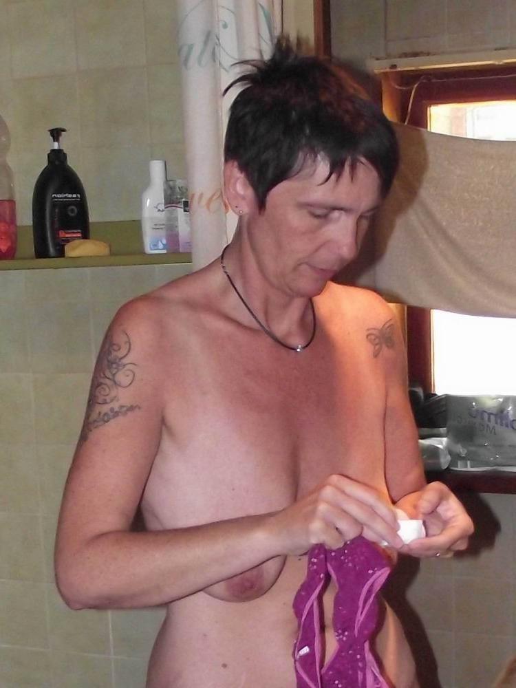 16P busty mature showing her pussy