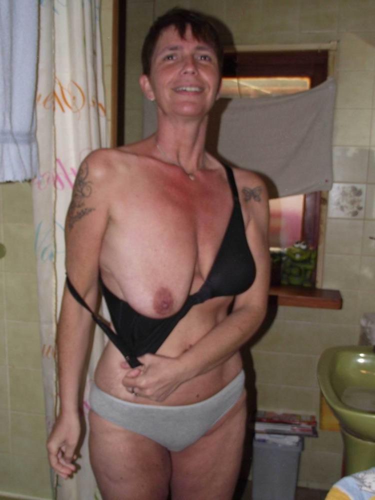 16P busty mature showing her pussy