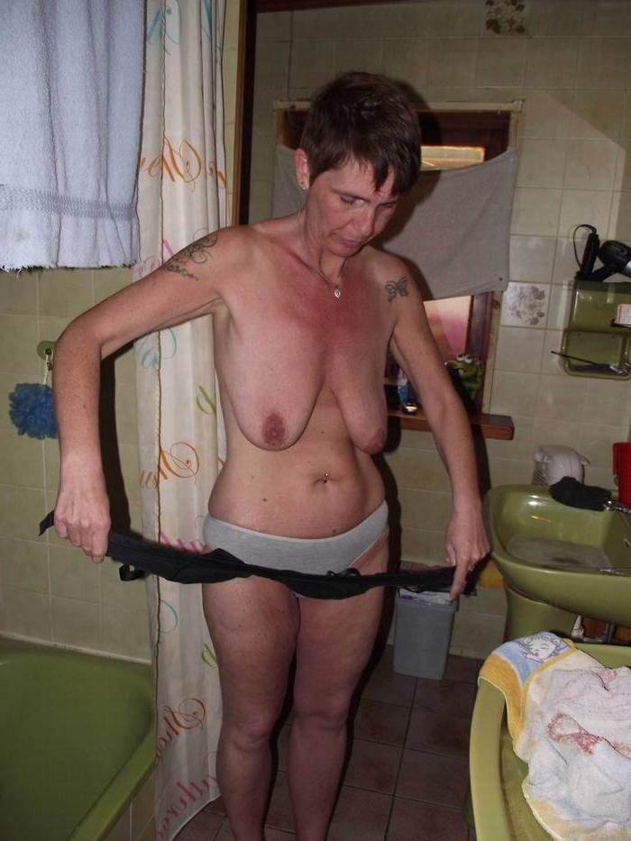 16P busty mature showing her pussy