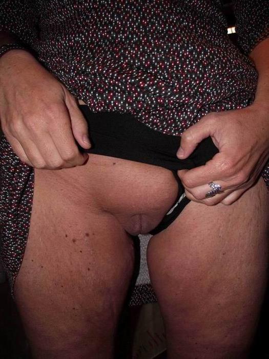 16P busty mature showing her pussy