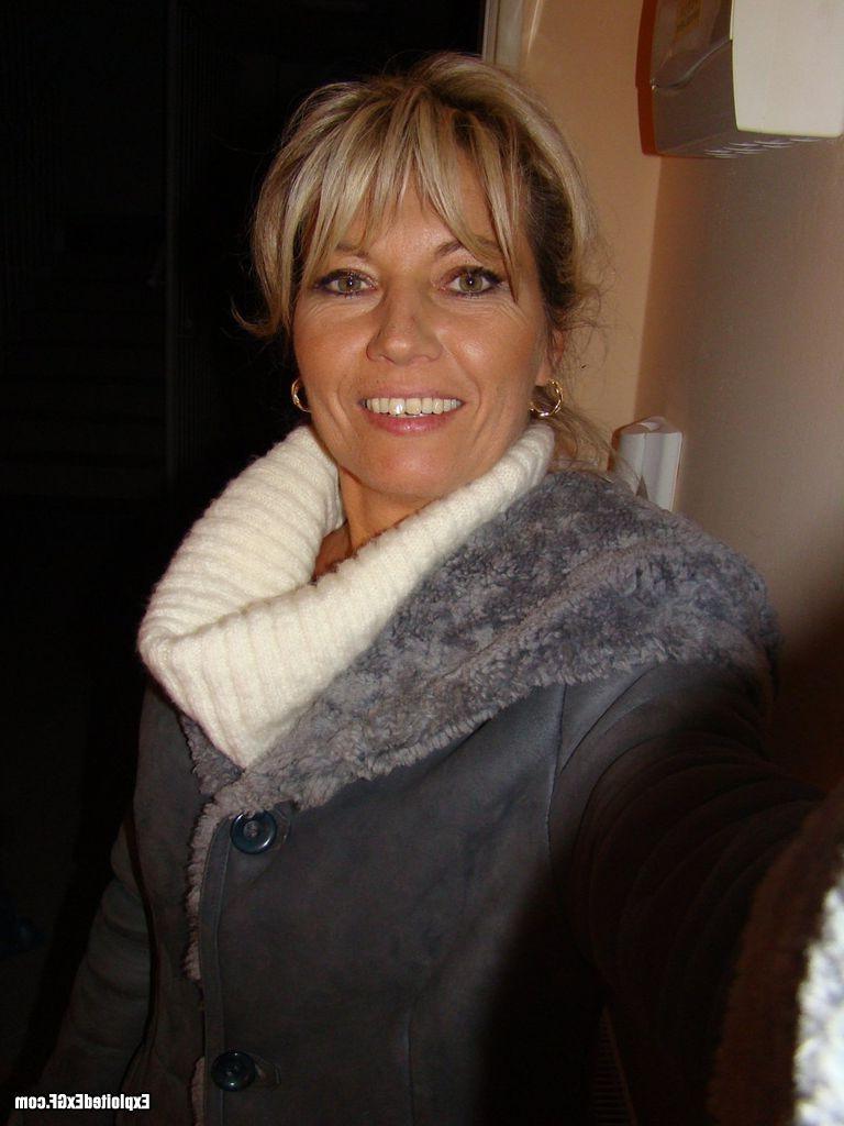 15P Sexy mature lady showing her perfect body