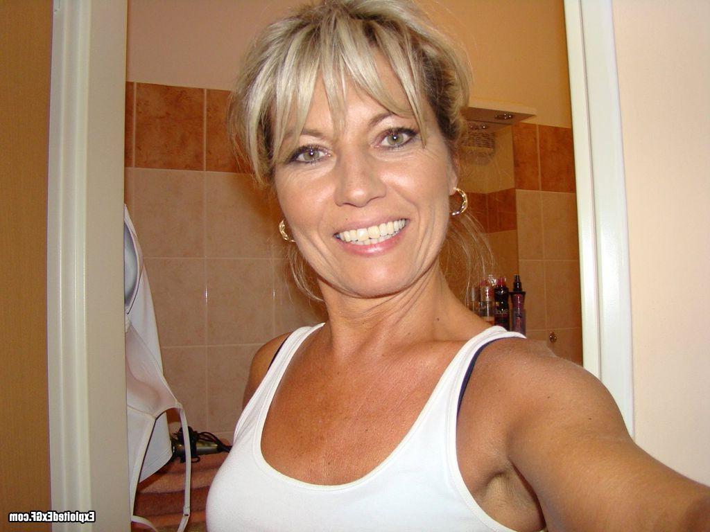 15P Sexy mature lady showing her perfect body