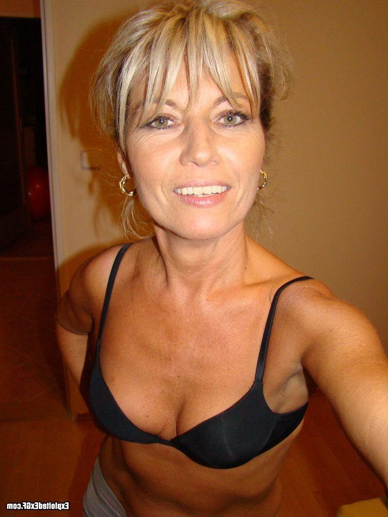 15P Sexy mature lady showing her perfect body