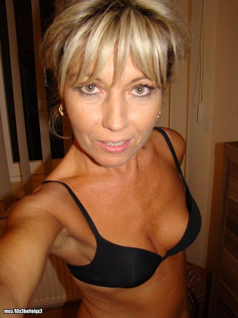 15P Sexy mature lady showing her perfect body