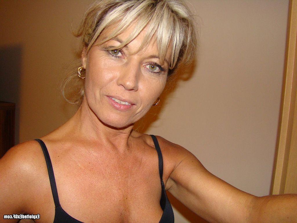 15P Sexy mature lady showing her perfect body
