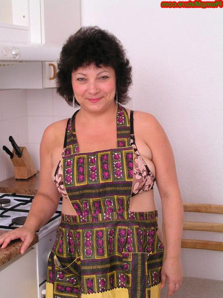 15P Fat housewife posing naked in the kitchen