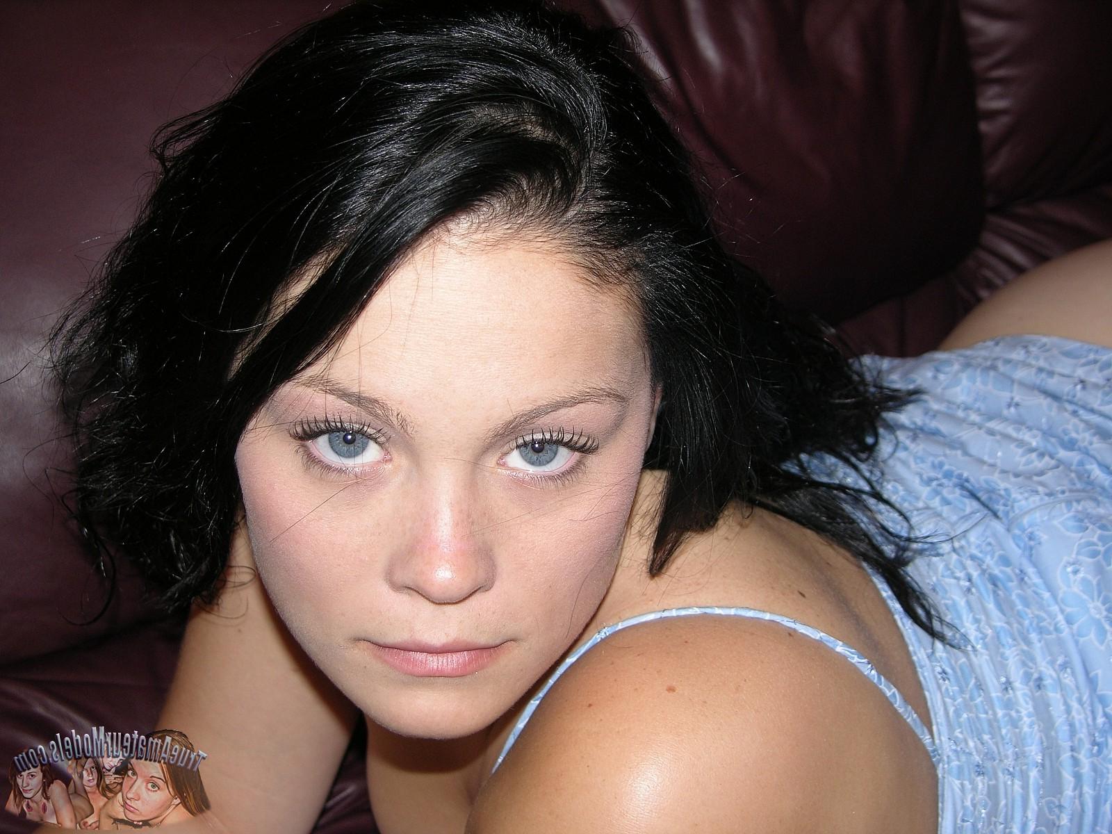 13P Big Breasted Amateur Babe Models Nude At Homemade Photo Shoot