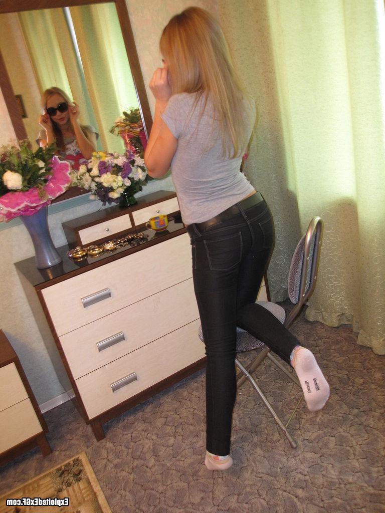 15P Gorgoues teen slut stripping in her bathroom