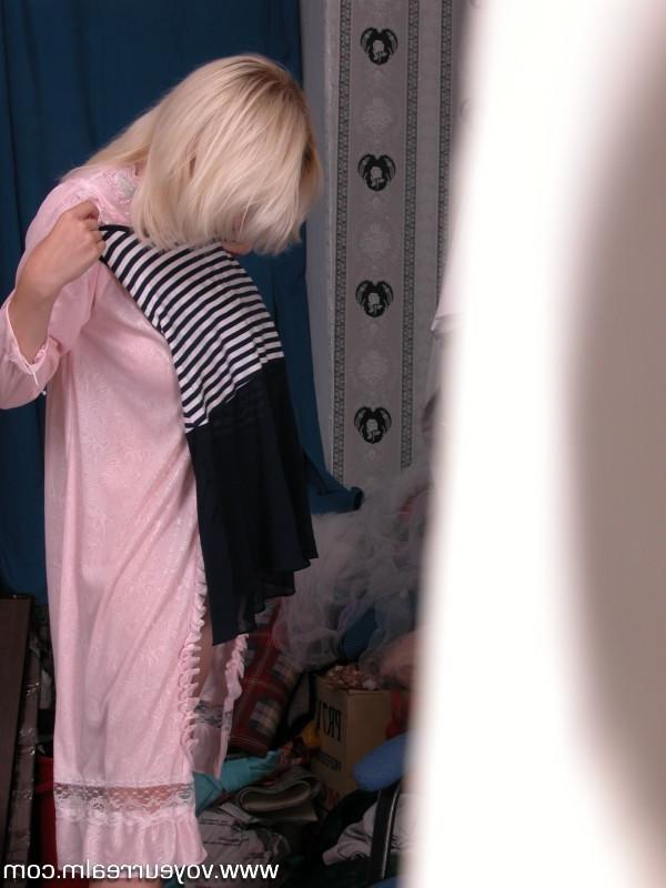 15P Stunning naked blonde gets spied after