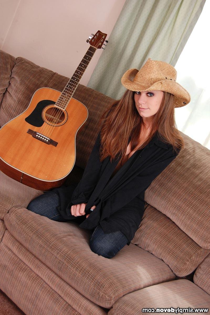 16P Beautiful teen girl wants to be a singer