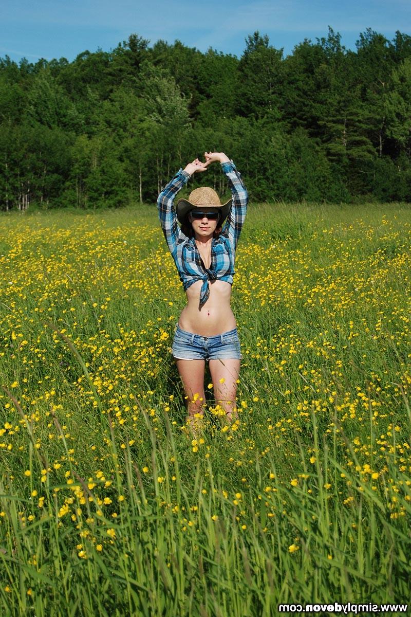 16P Beautiful teen girl nude outside