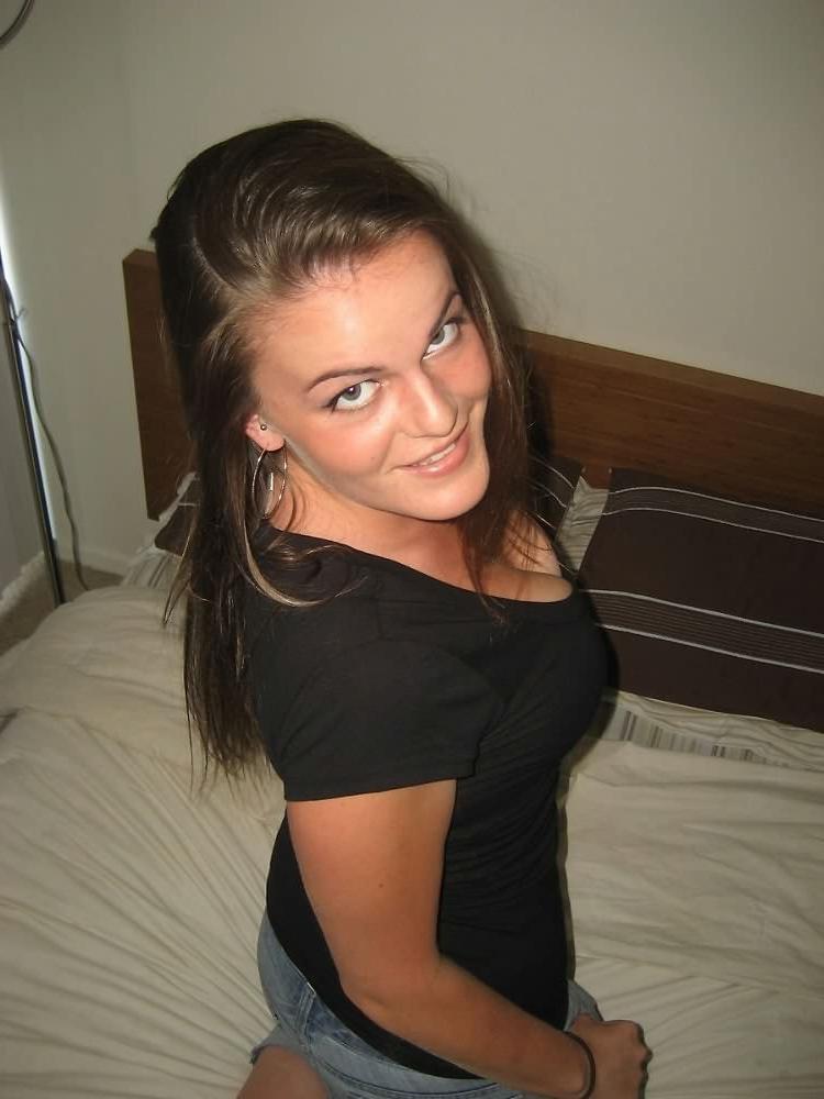 15P Cute girlfriend snaps pics of herself in the bathroom