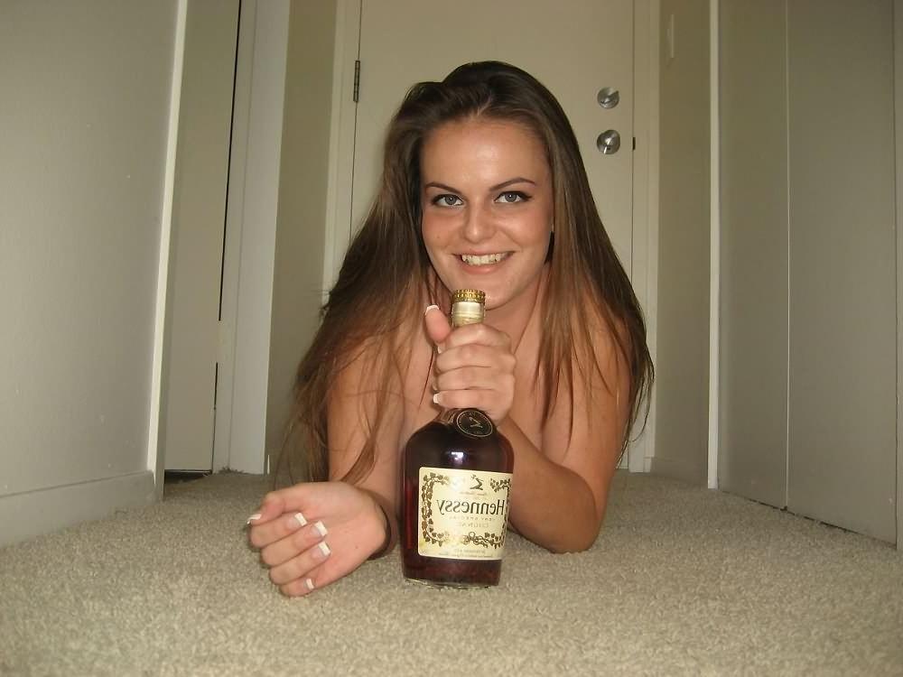 15P Cute girlfriend snaps pics of herself in the bathroom