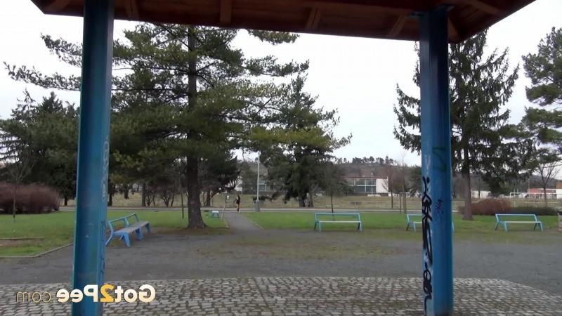 15P Freches dunkelhaariges Luder pinkelt in einem öffentlichen Park