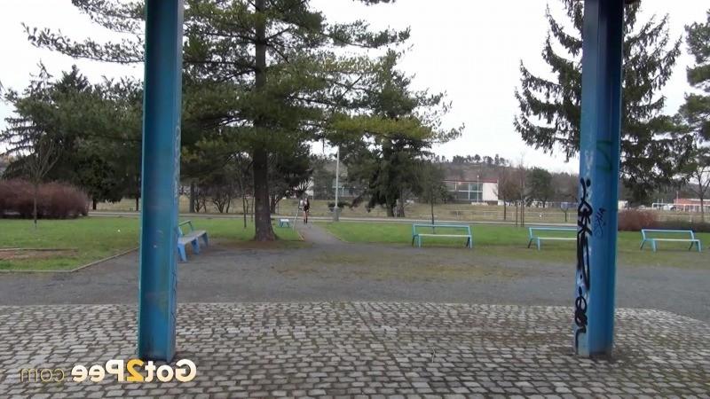 15P Freches dunkelhaariges Luder pinkelt in einem öffentlichen Park