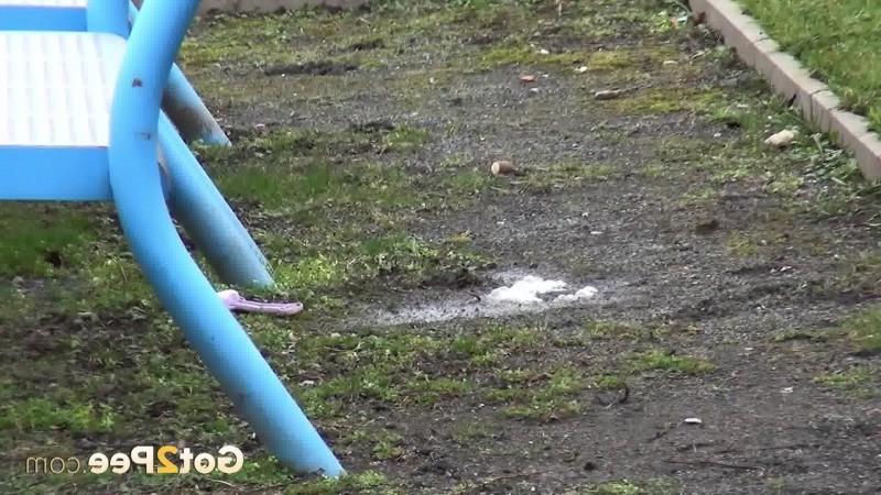 15P Freches dunkelhaariges Luder pinkelt in einem öffentlichen Park