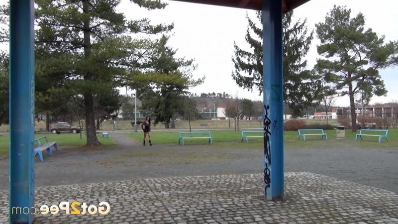 15P Freches dunkelhaariges Luder pinkelt in einem öffentlichen Park